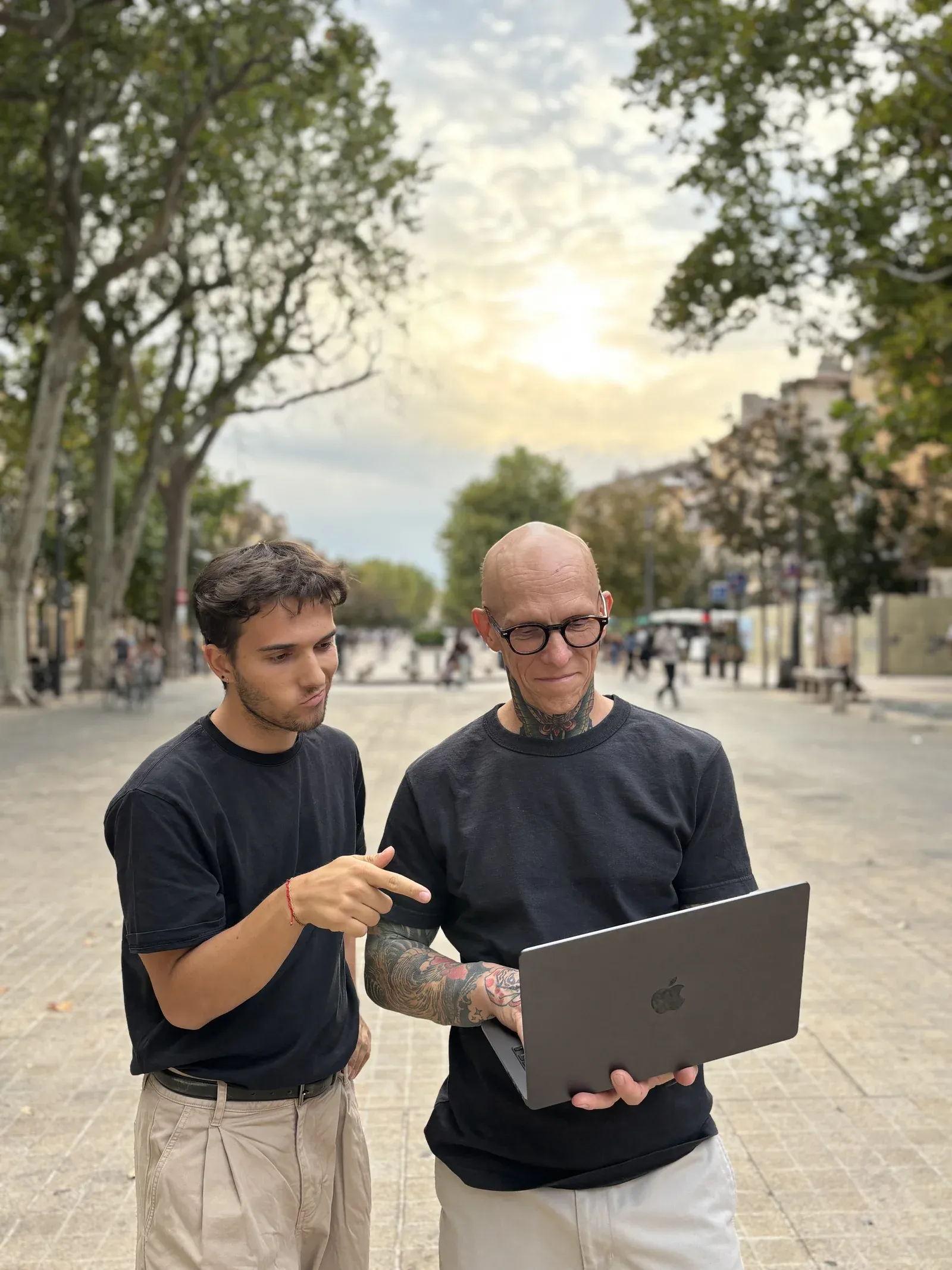 Quentin et Franck devant un ordinateur portable, à Aix-en-Provence