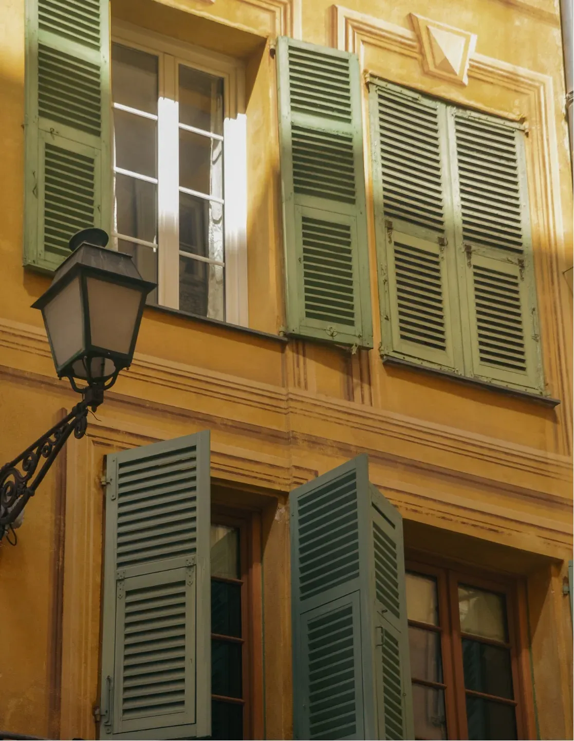 Façade provençale aux volets verts