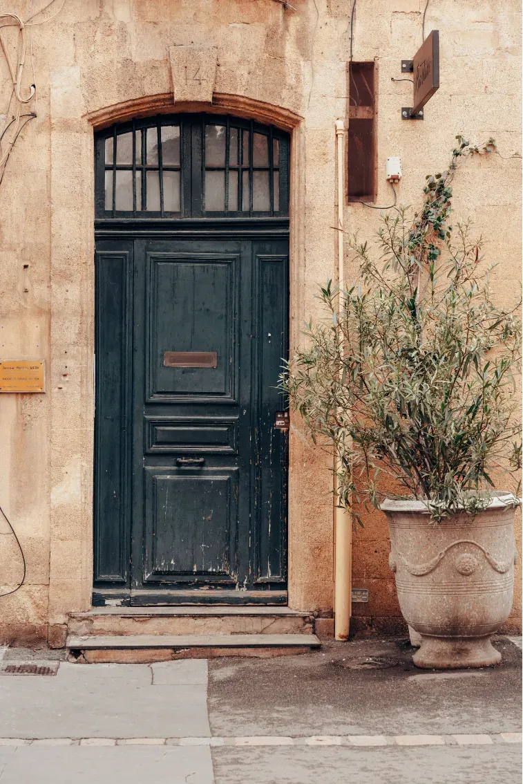 Porte d'entrée vert sombre d'une maison provençale